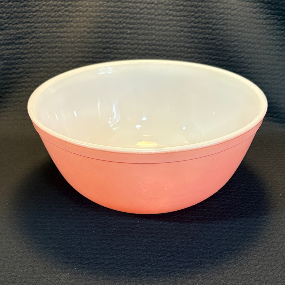 Pyrex Flamingo Pink Mixing Bowl. RARE!!          #403. 2.5 Quart